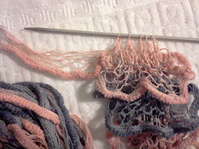 Вязание шарфа из ленточной пряжи спицами №5 (набраны пять петель)